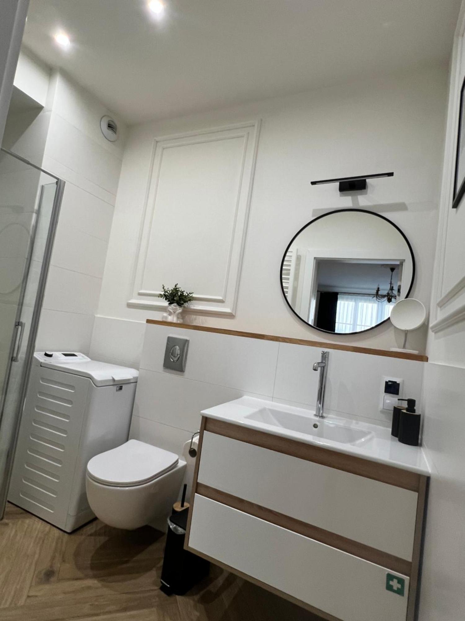 Atrium - Old Town Luxury Apartments - By Upstairs Cracovia Exterior foto